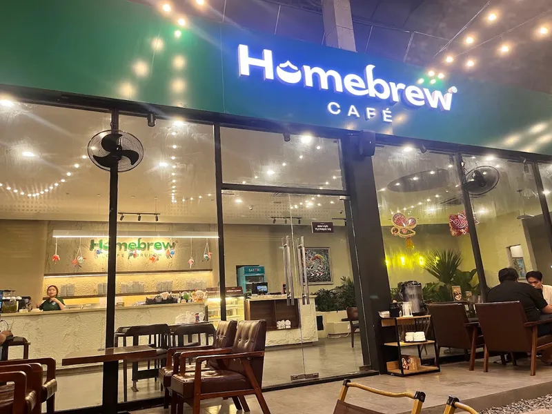 Mặt tiền Homebrew Café với không gian ngồi và quầy phục vụ bên trong.