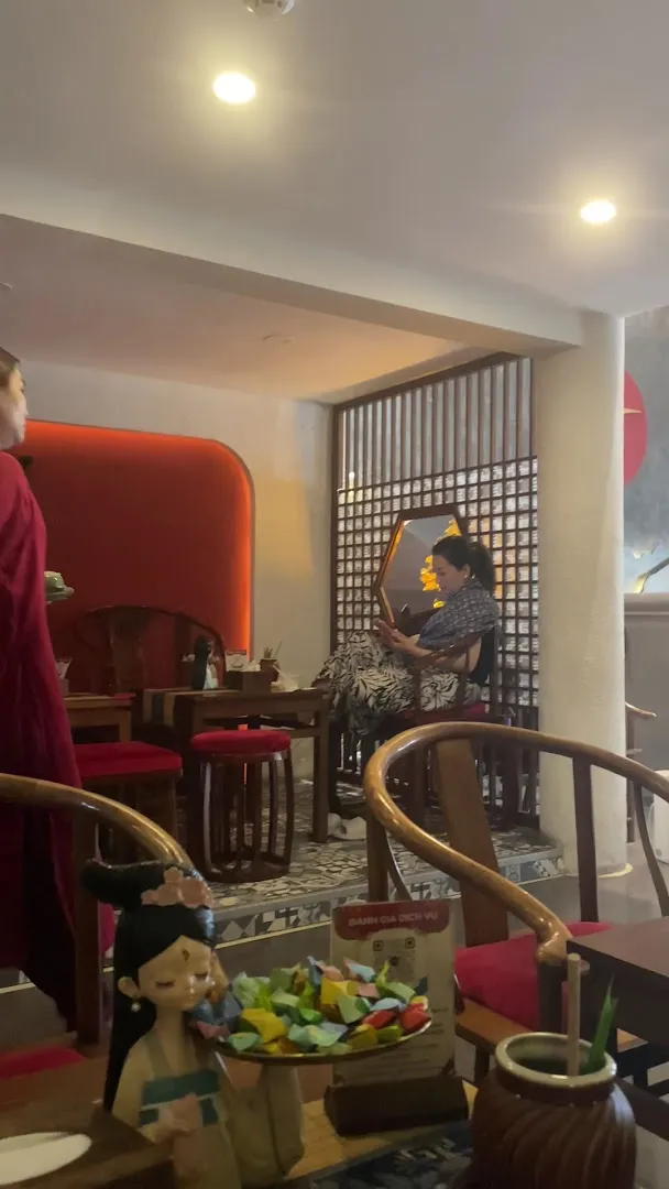 Không gian nội thất với khu vực bàn ghế và trang trí mang phong cách truyền thống.