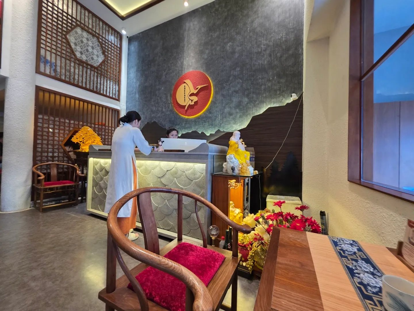 Không gian sảnh đón tiếp với quầy lễ tân, khu ghế ngồi và lối trang trí thư giãn.