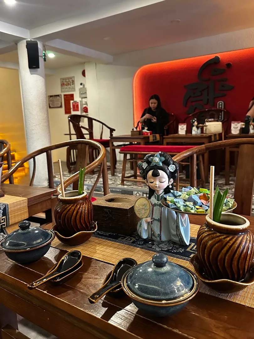 Không gian nội thất với bàn trà, chén đĩa và cách bài trí phong cách Á Đông.
