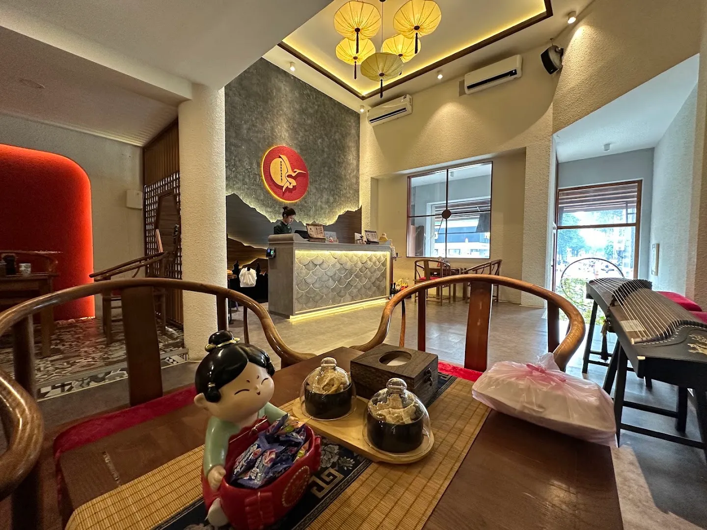 Không gian sảnh tiếp đón với quầy lễ tân, khu vực chờ và nội thất phong cách Á Đông.