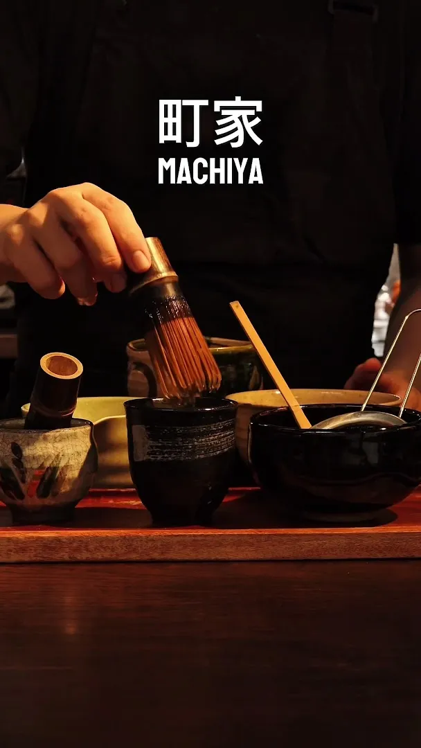Pha matcha bằng chổi tre trong bộ dụng cụ truyền thống.