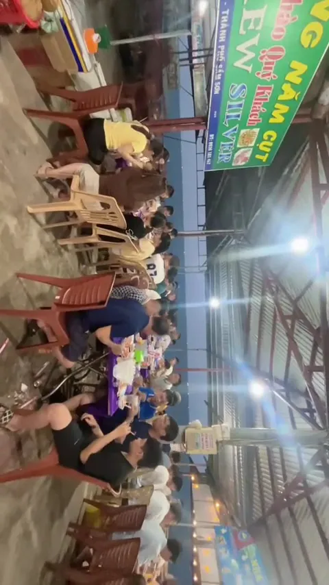 Không gian ăn uống đông khách với nhiều bàn ghế nhựa trong nhà hàng.
