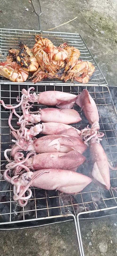 Tôm và mực nướng trên vỉ.
