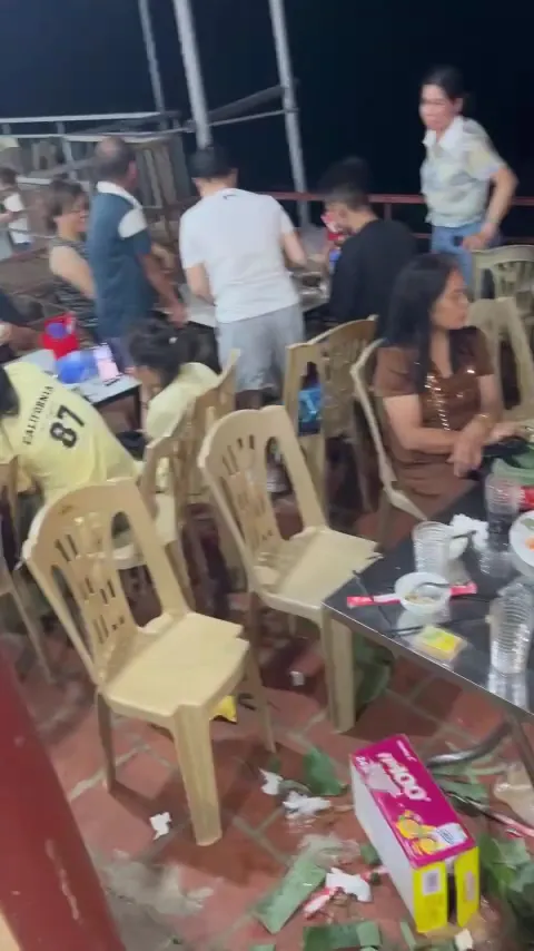 Không gian ăn uống với nhiều bàn ghế nhựa và thực khách.