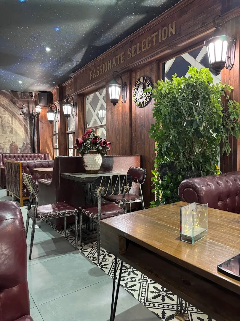Không gian nội thất ấm cúng với bàn ghế da, tường gỗ và đèn trang trí.