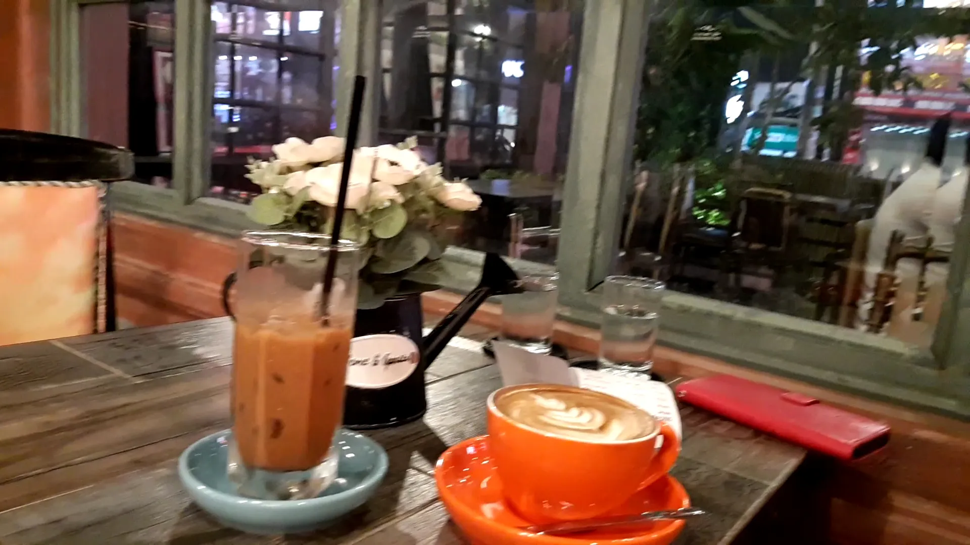 Các đồ uống cà phê được phục vụ trên bàn cạnh cửa sổ.
